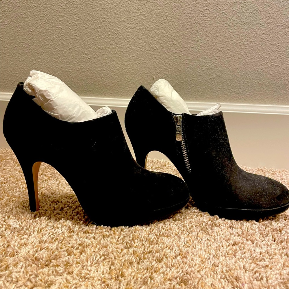 Brand new never worn Vince Camuto Elvie Bootie